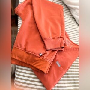 FIGS papaya color scrub set (jogger bottoms & single pocket top included)
XLP